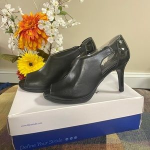 Life Stride Velocity Memory Foam Heel . Size 9